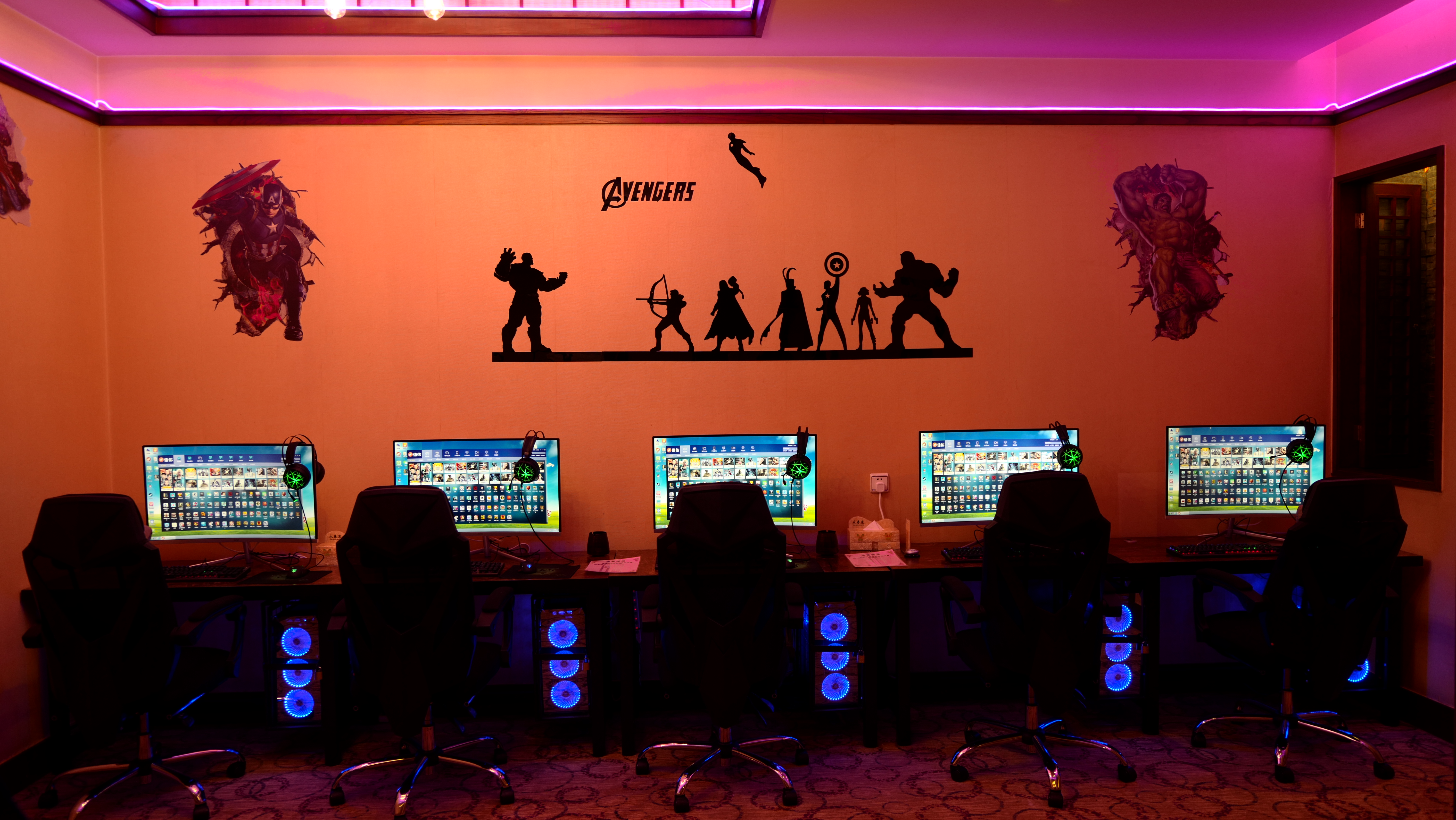 电竞大床房[13400F+32G显卡5060+27寸屏320HZ机械键盘