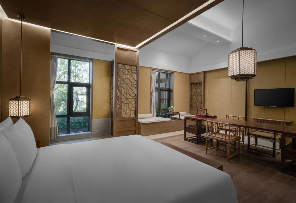 1 King Premium Courtyard Access