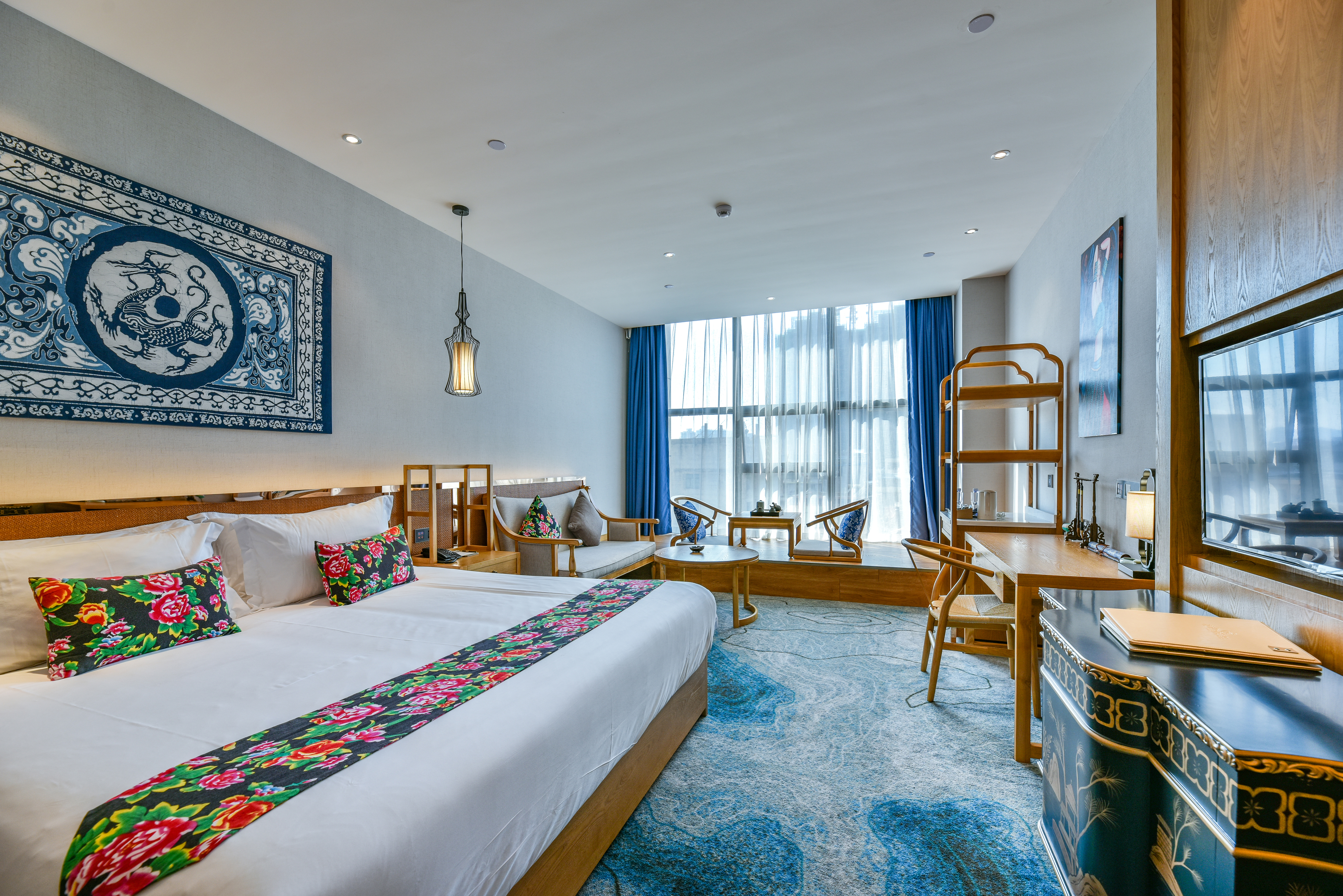 奢雅男权大床房-智能客控-徕芬吹风机-全景落地窗