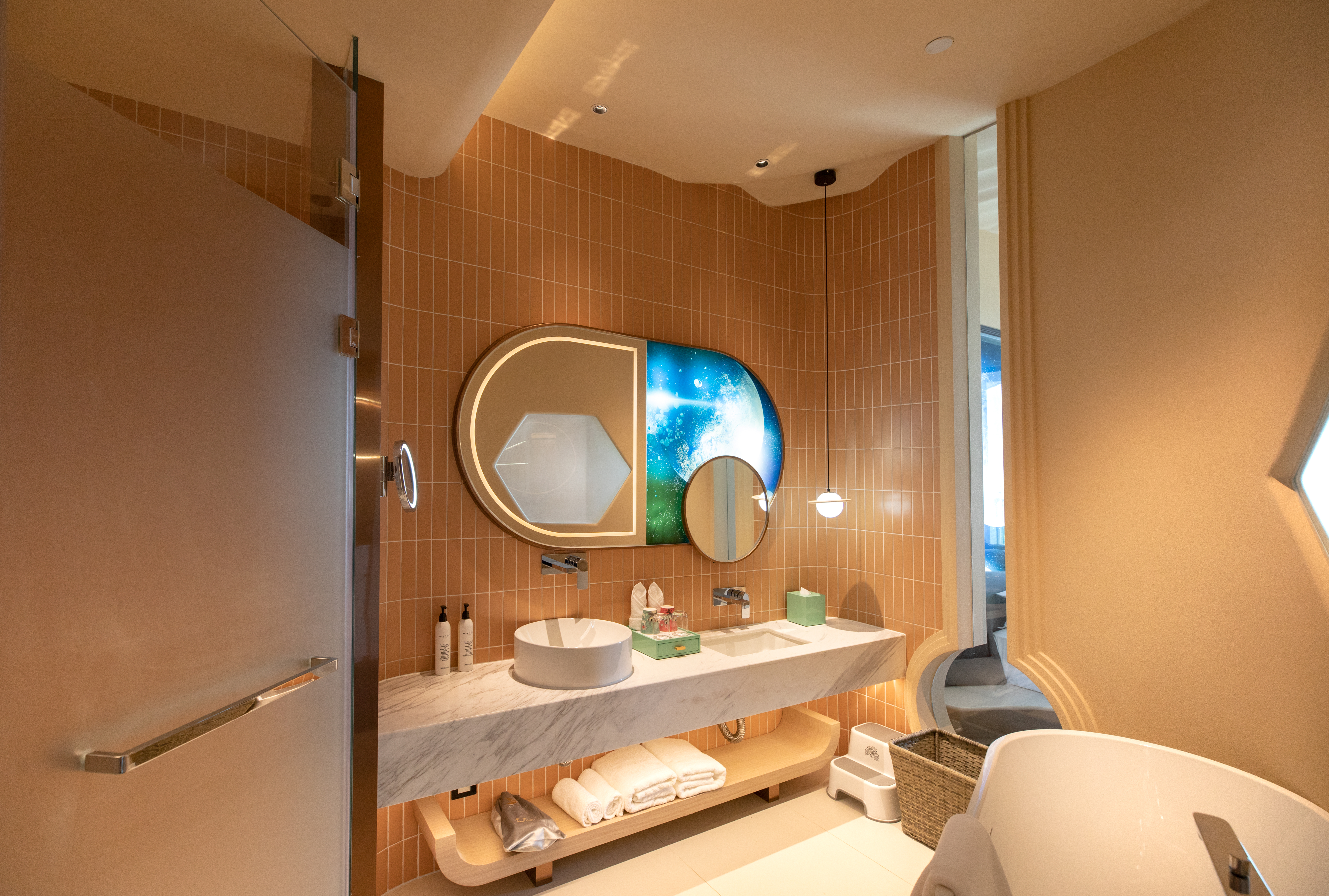 星际主题房「星际太空主题·大床+岩洞风高低床·浴缸」