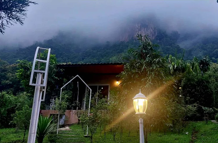 บ้านริมน้ำ