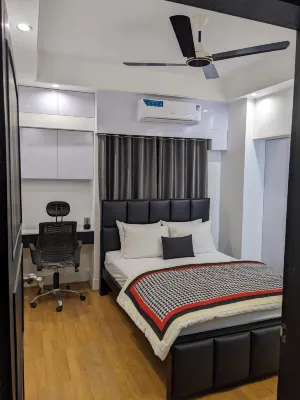 Entire Designer Apt+Free Airport Pickup+Discount