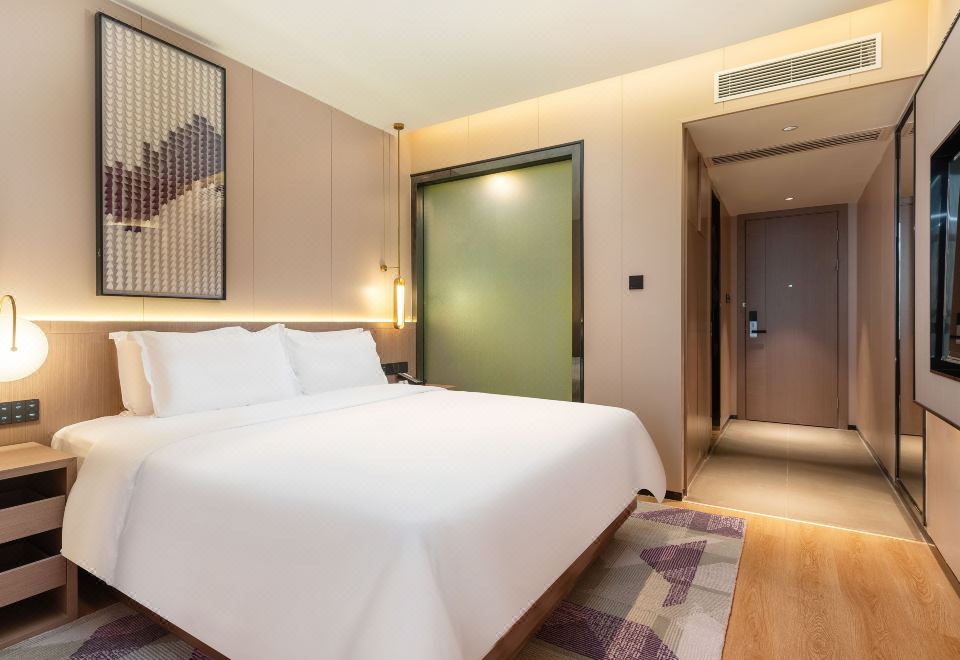 商務大床房（舒適沙發+慕斯床墊+零壓枕頭+mini吧）