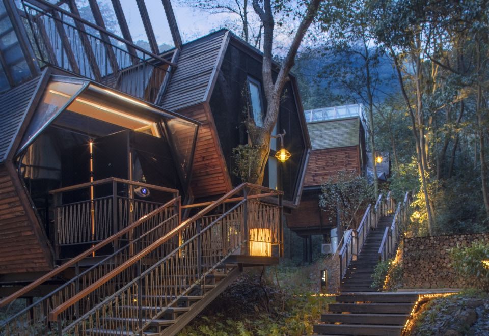 Hangzhou SENBO Nature Park and ResortKing-size Bed Of The Ultraman-themed Honeycomb Room