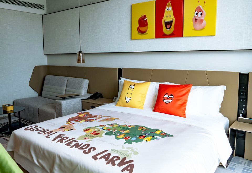 Crowne Plaza Xinghai DalianLaughing Bug Theme Joyful Family Room