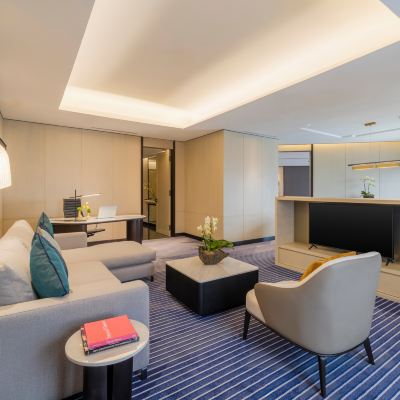 一臥室特大床套房 - 可吸菸 Crowne Plaza 曼谷隆比尼公園皇冠假日飯店優惠