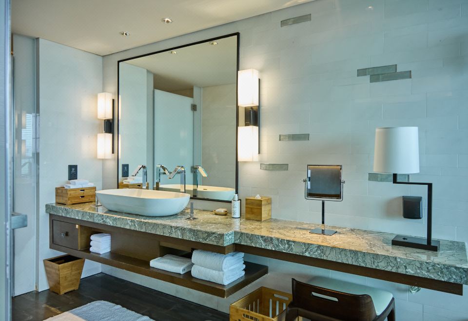 东翼揽海轩尊尚行政海景大床房