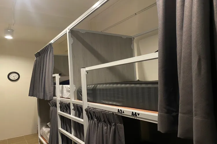 เตียงในห้องพักรวมหญิงขนาด 6 เตียง