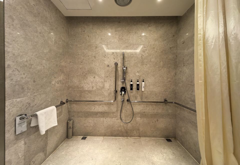 无障碍房（超宽门+辅助扶手）