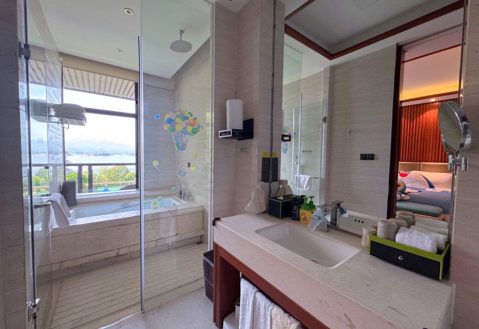 Narada Qiandao Lake ResortLake View King Size Bed, Family Room, High-low Bed