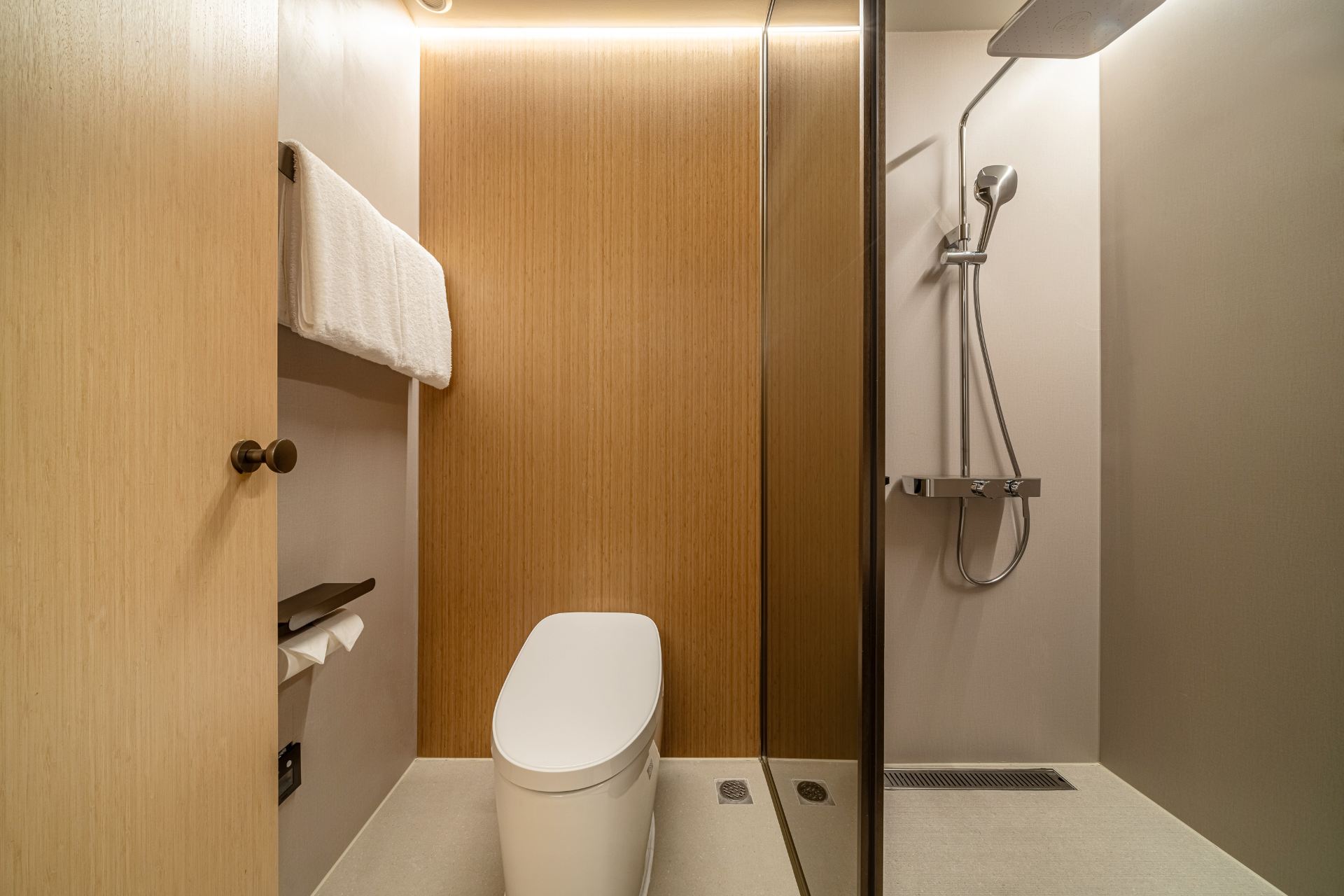 Smart Spacious Queen Bed Room (Smart Dryer + Smart Guest Control + Smart Toilet)
