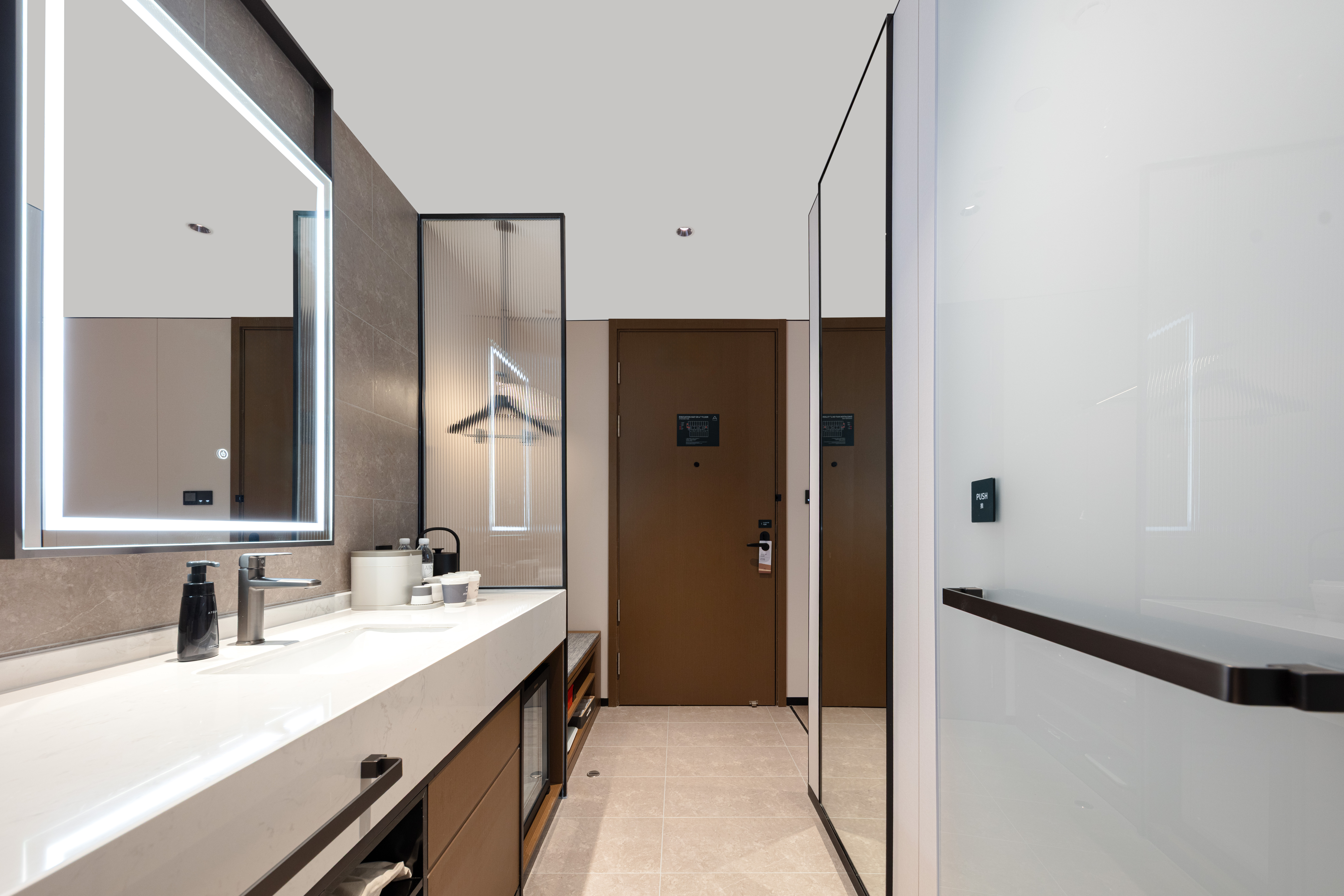 高级城景大床房【智控-深睡床垫-城市景观-mini冰箱】