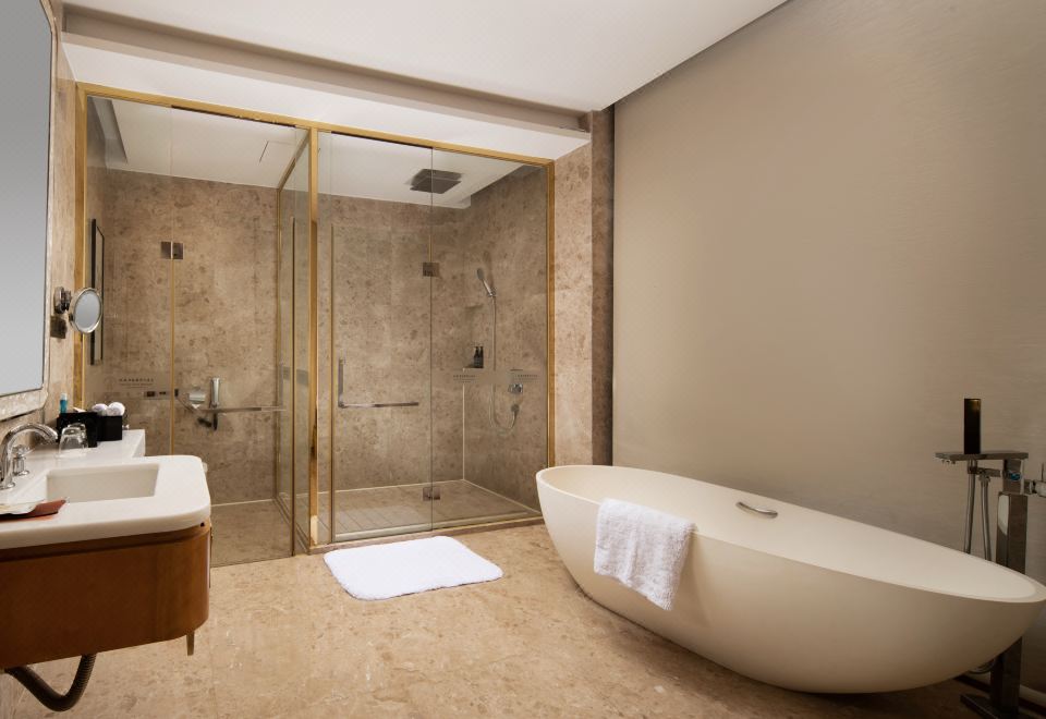 至尊行政豪華大床房-270°全景落地窗-辦公區-深泡浴缸