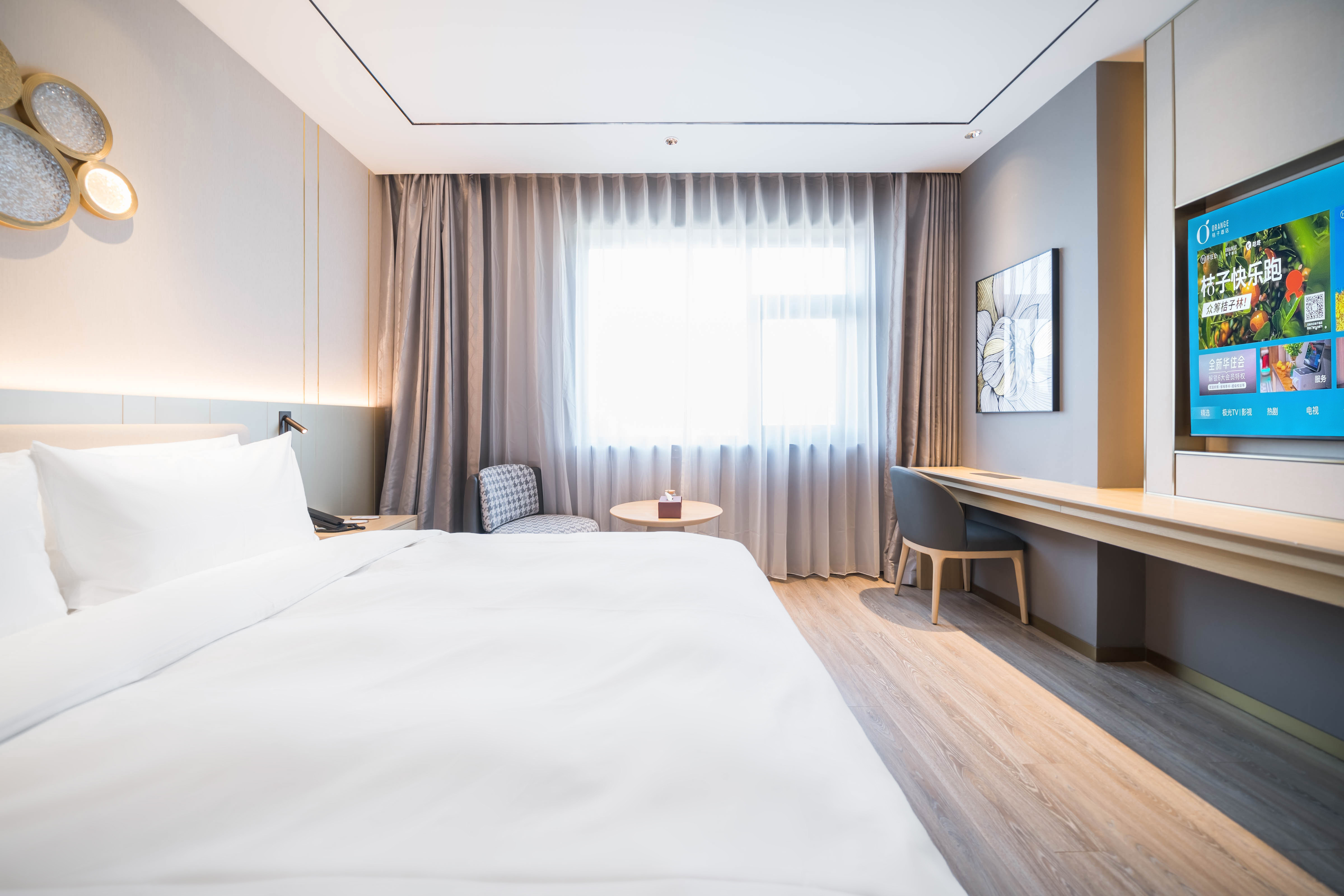 高级大床房（智能客控+65寸投屏电视+小冰箱）