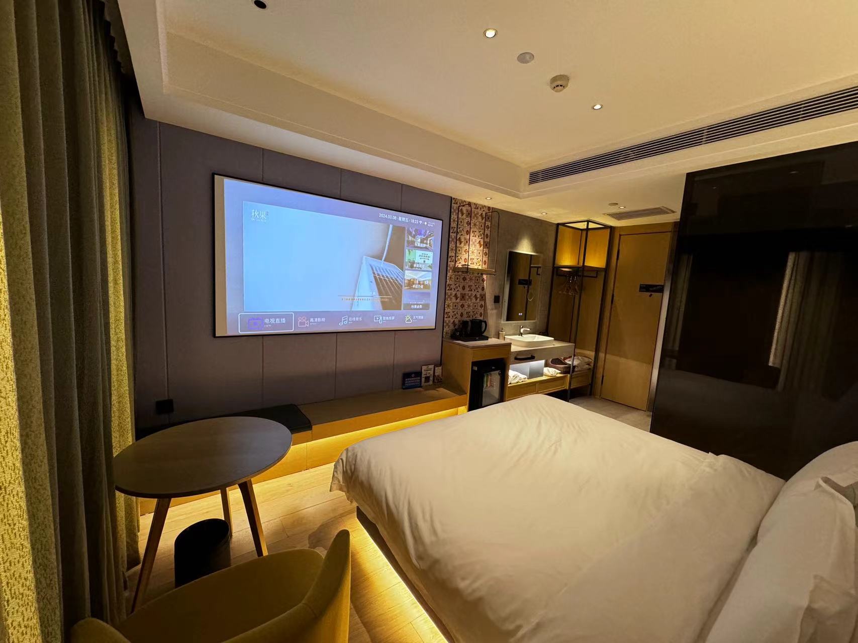 巨幕影音大床房（智能客控+深睡记忆枕+迷你冰箱）