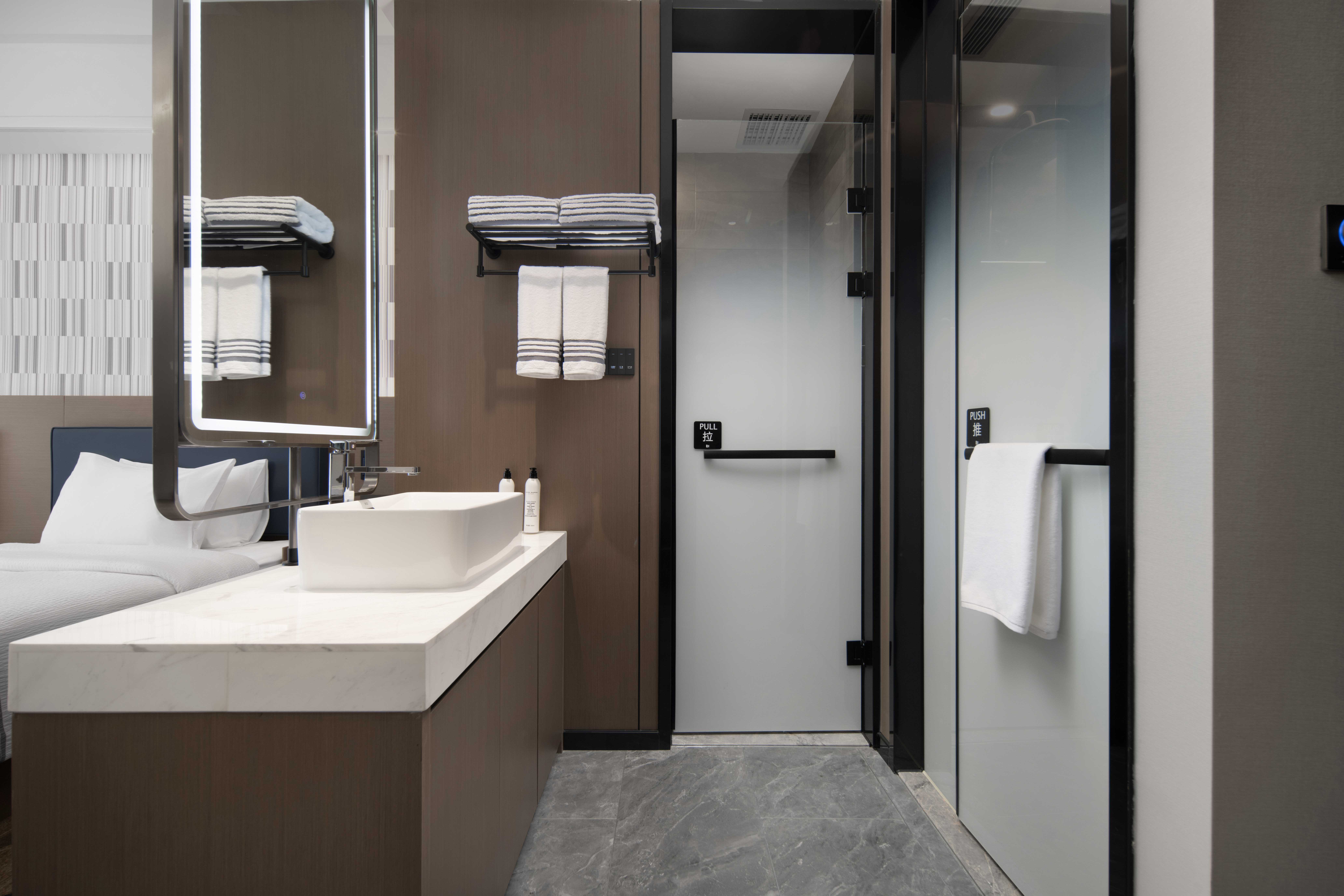 豪华大床房（景观落地窗+加湿器+金可儿床垫+智能投屏）