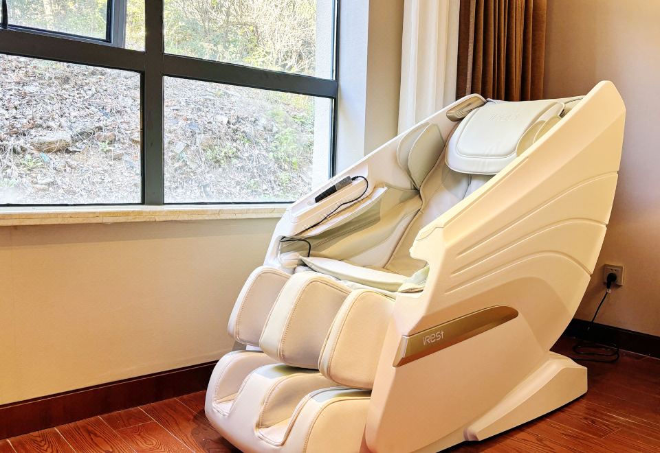 GRAND NEW CENTURY RESORT Siming Lake YuyaoExclusive Comfort Double Bed Room With Massage Chair