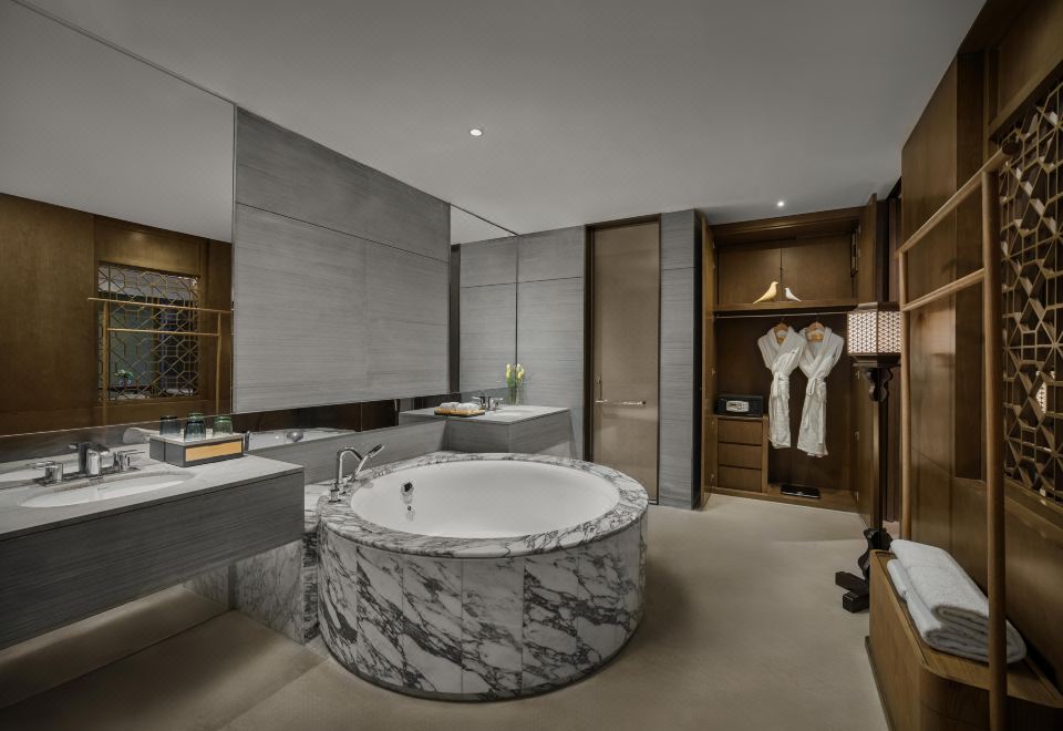 1 King Premium Courtyard Access