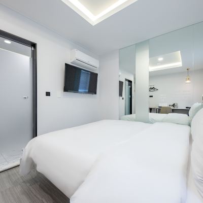 스탠다드 룸/무료조식,라면,금연
넷플릭스이용가능,무료세탁&건조,무료애머니티 호텔 24st 프리스티지 쿠폰