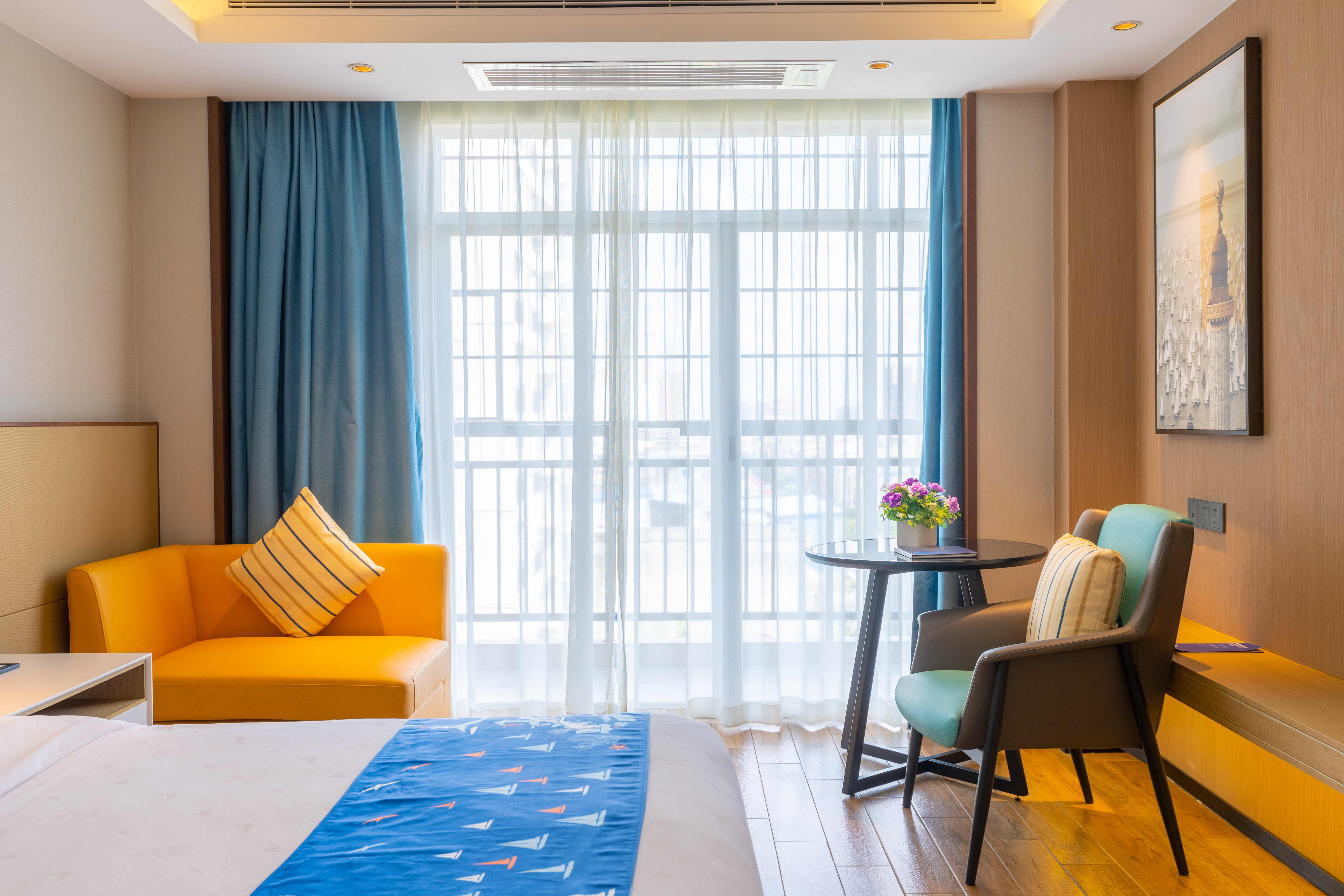 豪华大床房（电视投屏+办公桌椅+婚房布置）