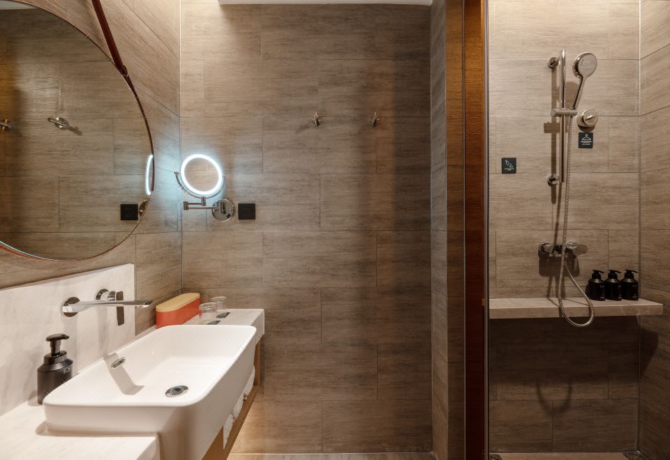 Atour Hotel (Lanzhou Xiguan Zhangye Road Pedestrian Street)Elegant Queen Room