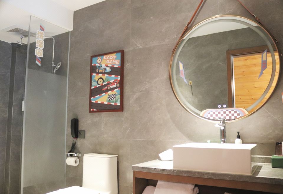 Wonderland Resort ZhujiRacing Theme Family Room