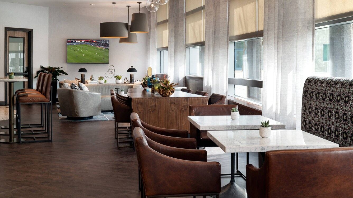 客房，2 张双人床，城市景观，可使用 M 俱乐部酒廊