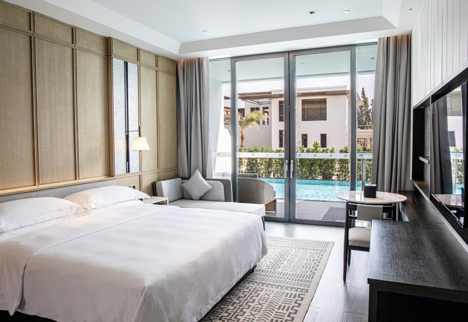 Vaperse Hainan Clear Water BaySwimming Pool Room - King Bed