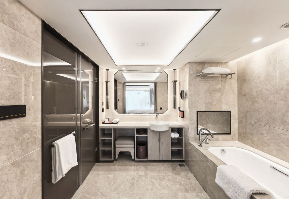 Beijing International HotelDeluxe King Bed Suite