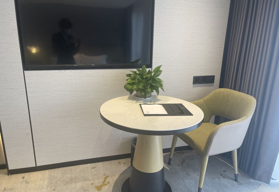 Dejin Garden Hotel (Shenzhen International Convention and Exhibition Center)Deluxe Queen Bed Room