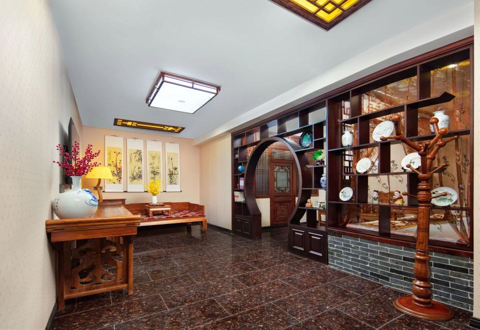 Deluxe Presidential Suite