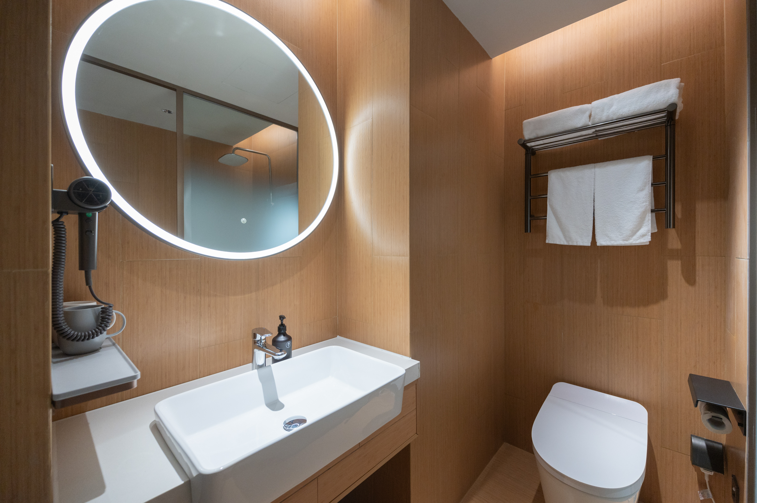 高级大床房A（深睡床品+智能客控+冰箱+65寸投屏电视）