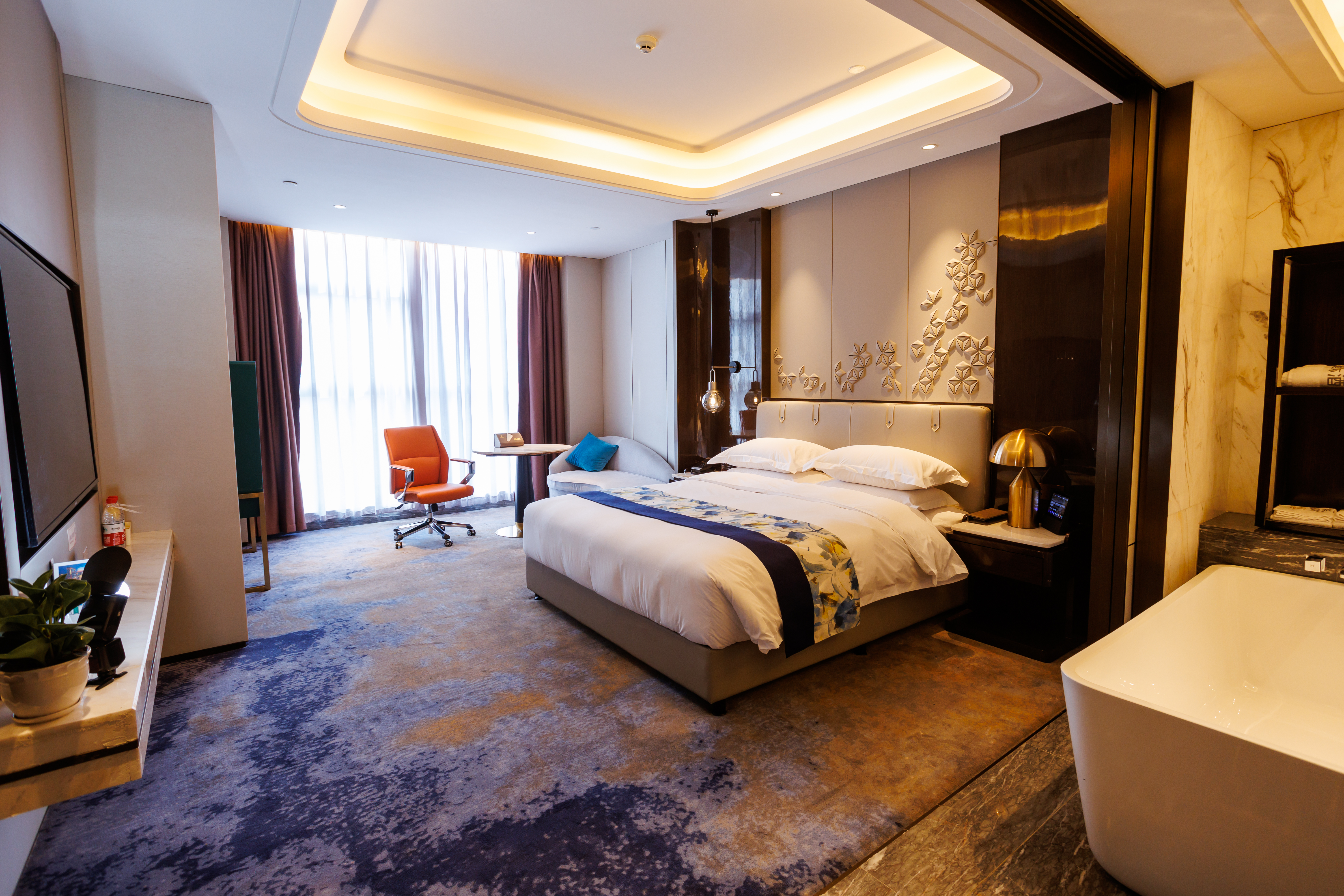 高级行政大床房 【慕斯床垫+智能客控+白鸭绒被+浴缸】