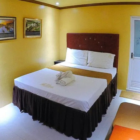 RedDoorz Plus @ Taj Hotel Tuguegarao Отели в г. Кагаян