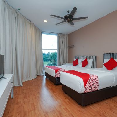 Suite Triple Kupon OYO 90100 Bangi Gateway Hotel