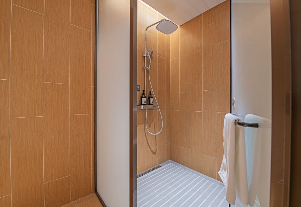 高级大床房（智能电视投屏+功夫茶具 +浴淋顶喷）