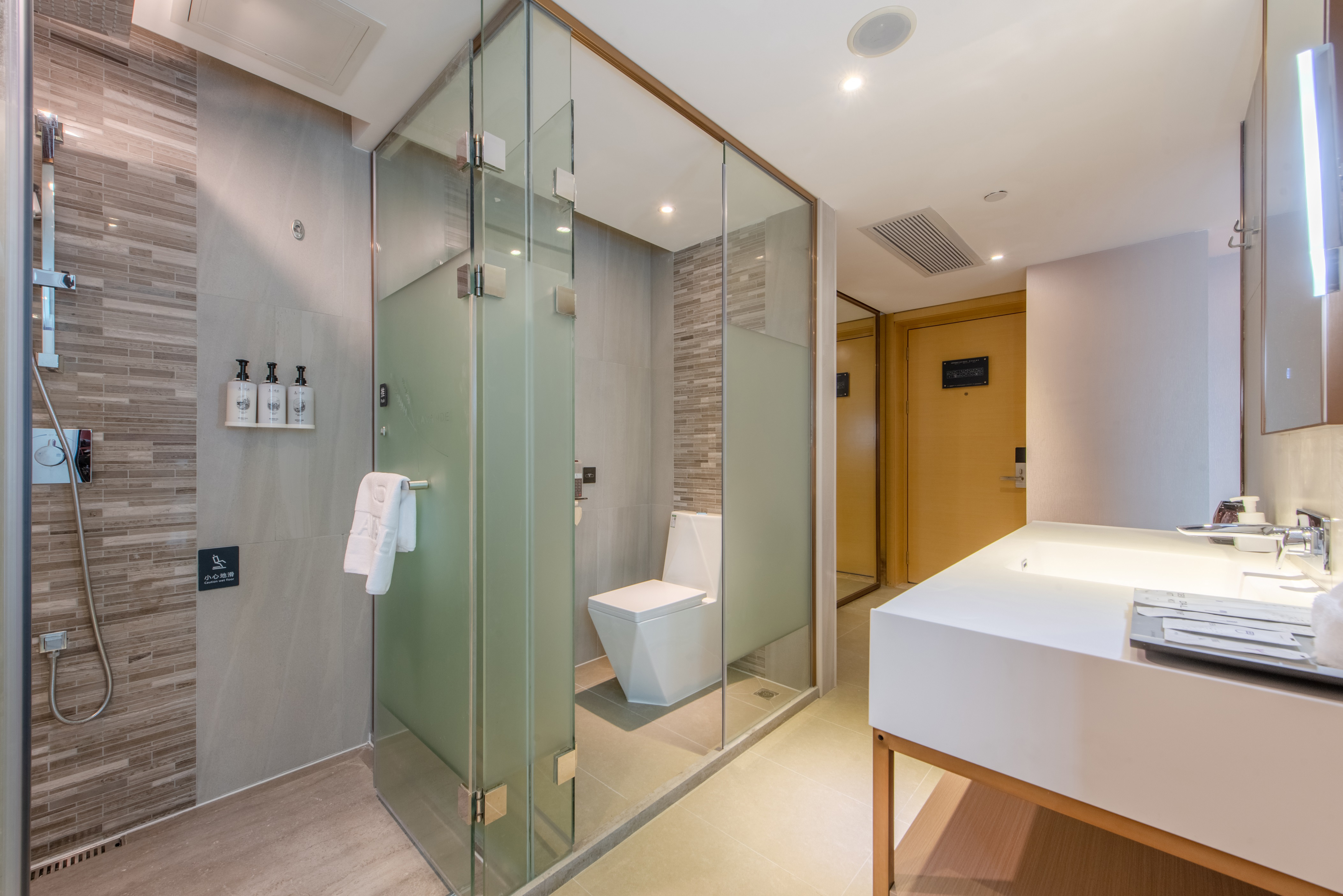 Lavande Hotel (Huawei Gangtou Metro Station)商务大床房 [零压床垫＋超大落地镜＋商务办公桌]