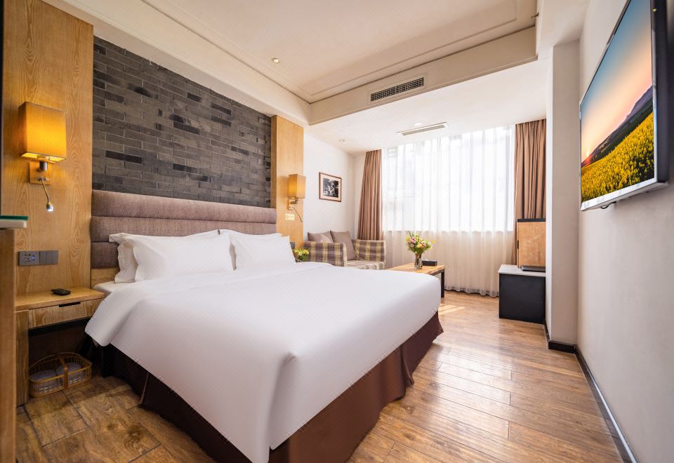 The bedroom in the hotel features a spacious bed, wood paneling, and a white accent wall at Howdy Smart Hotel (Chengdu Chunxi Taikoo Li)