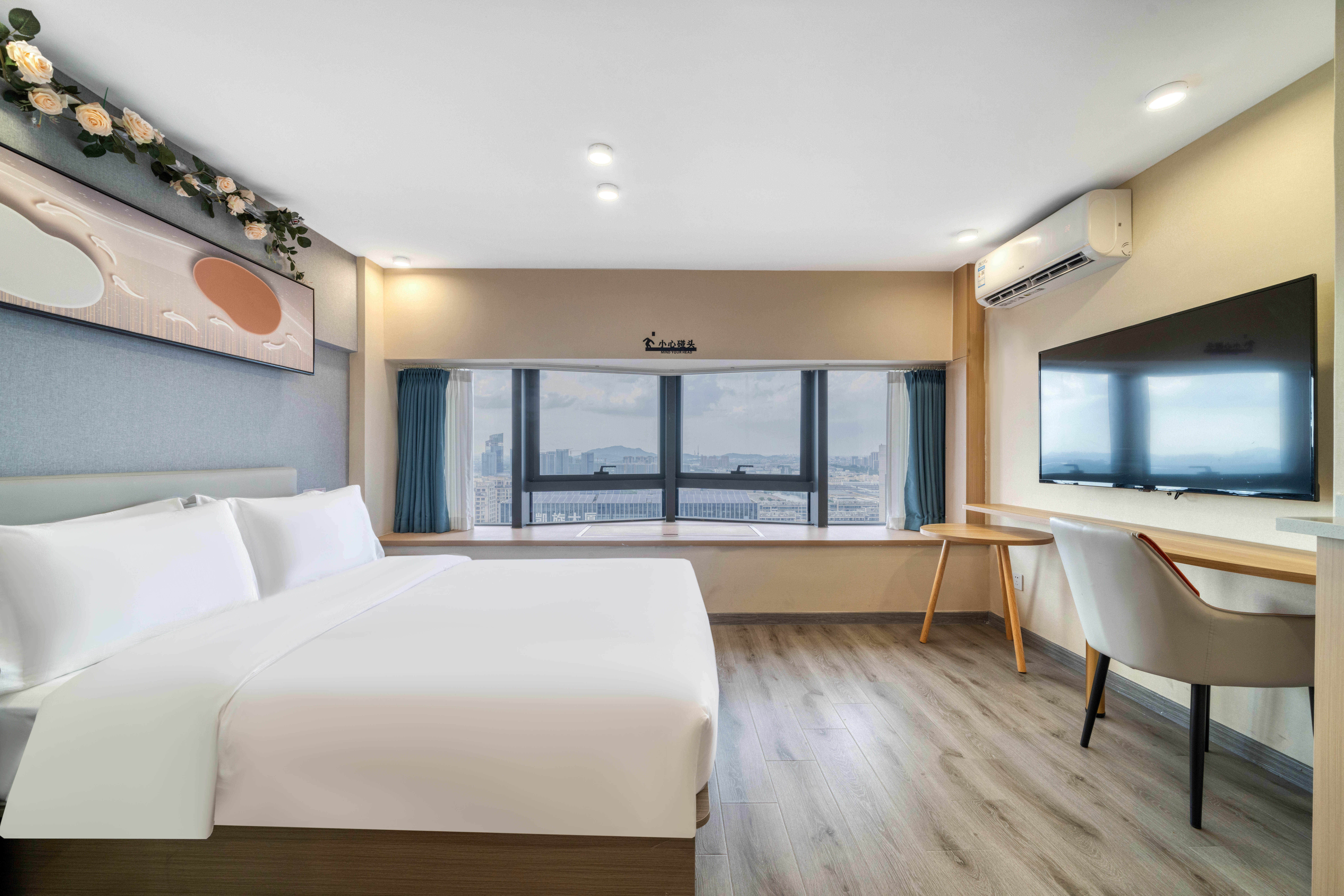 城景飘窗特惠大床房