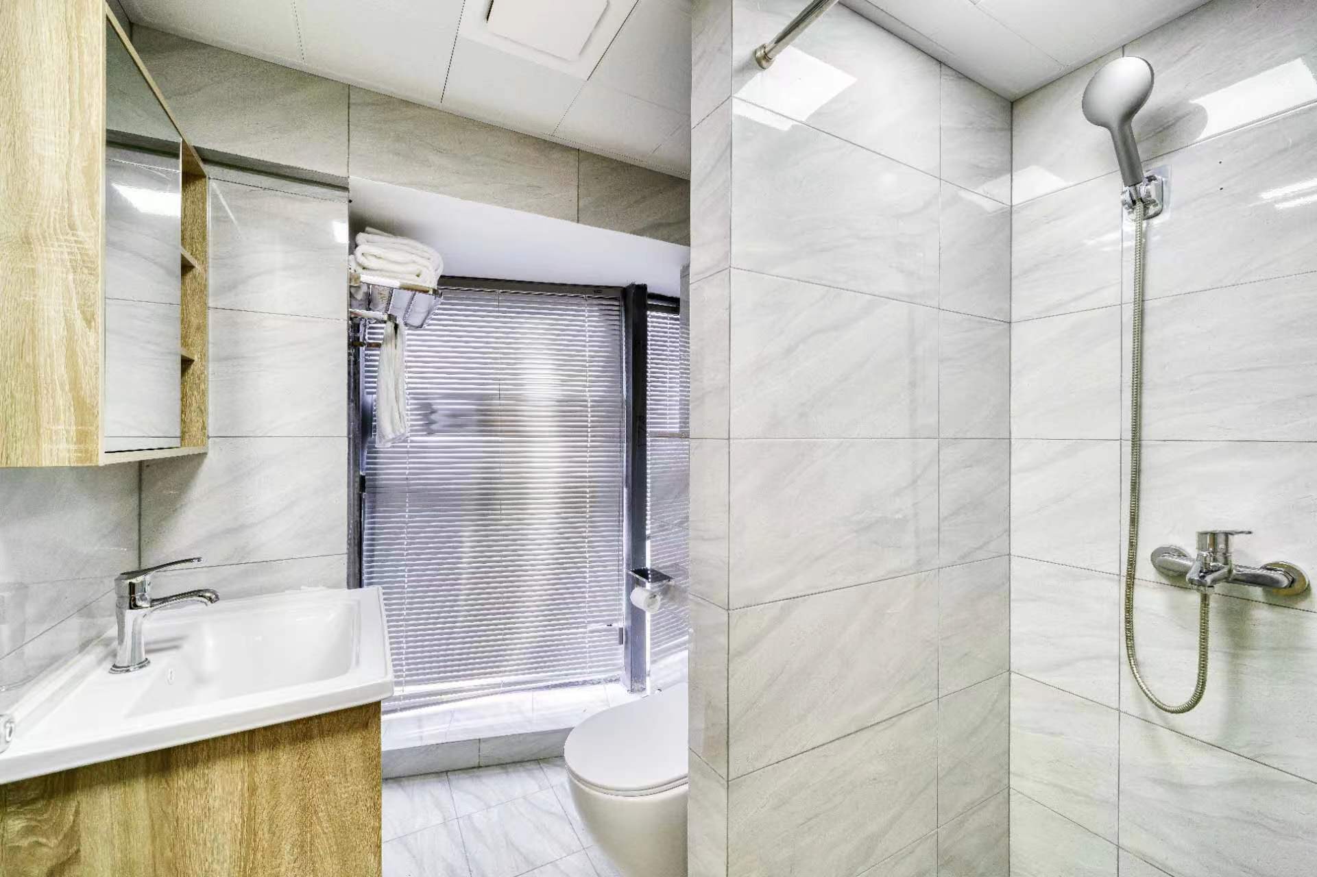 城景落地窗轻奢大床房