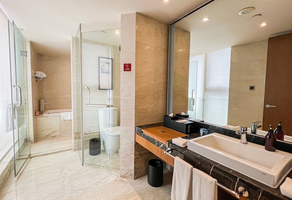 Swiss Grand NanchangCity-view Queen Room