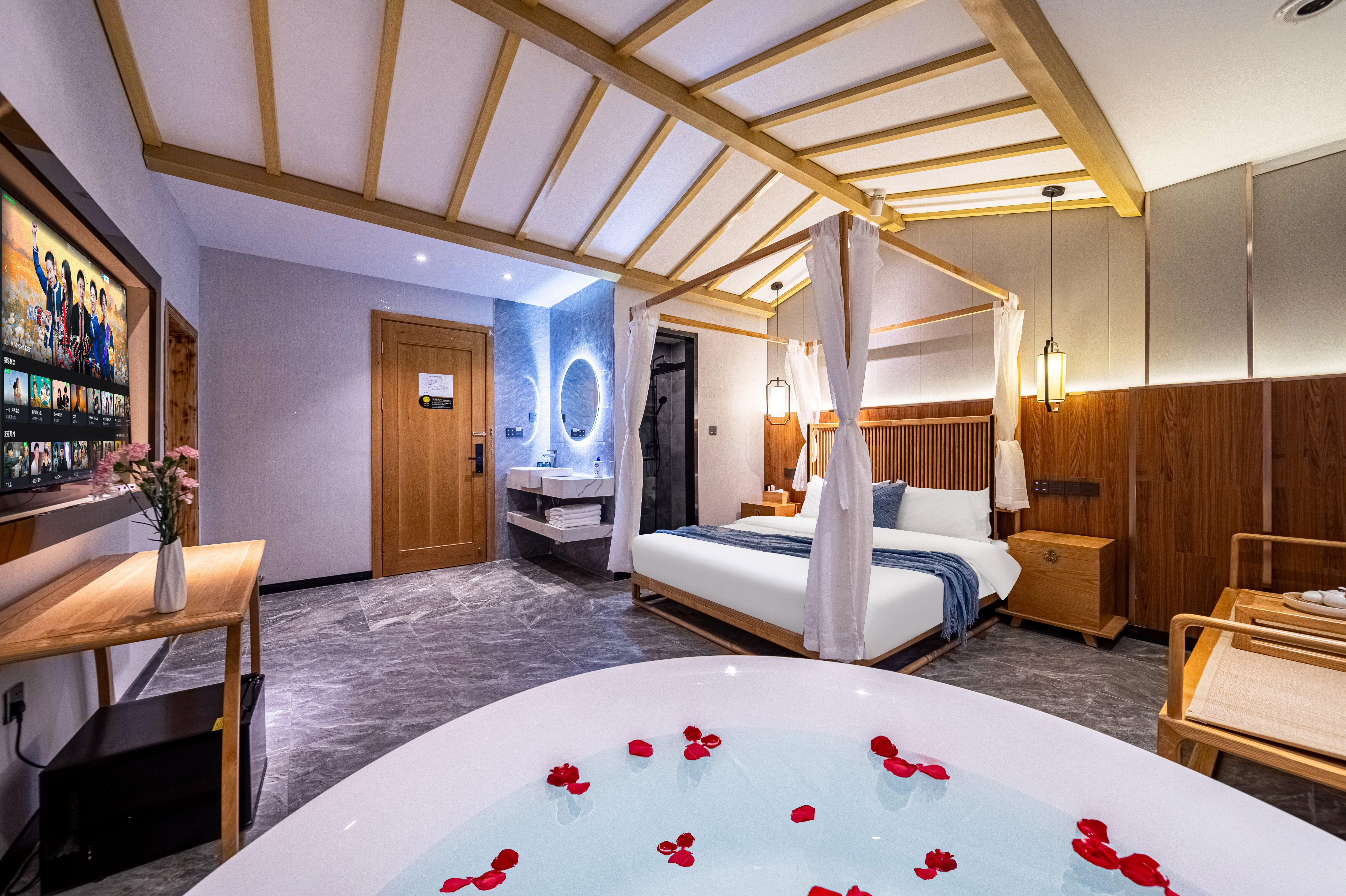 梧居·两室泡浴套房【小度语音+轻纱帷幔+LED化粧镜】