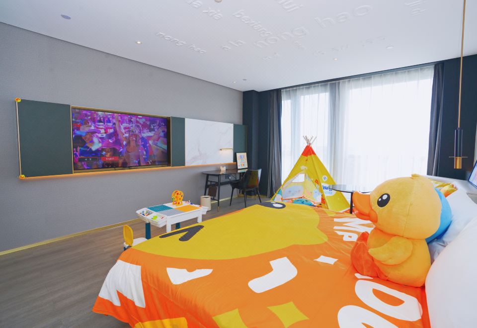 B.Duck小黄鸭主题房（手机投屏+小冰箱）