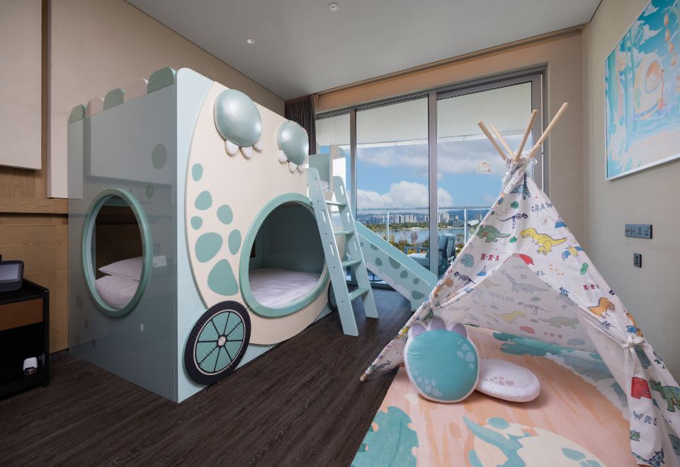 恐龙奇趣蛋主题客房，1张大床及1张上下床