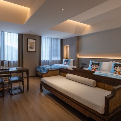 白雲疏朗親子房（優配古典羅漢床+原木加長茶桌+浴缸） 成都澗山堂飯店（寬窄巷子店）優惠