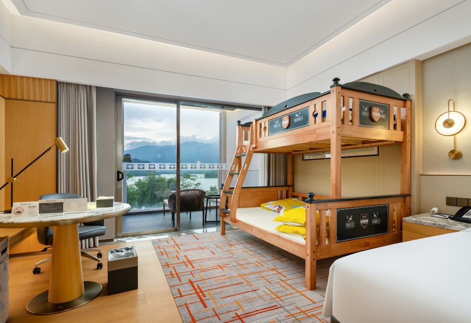 豪華泡池湖景家庭房