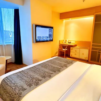 芳草居大床房 建國璞隱飯店（大連火車站友好廣場地鐵站店）優惠