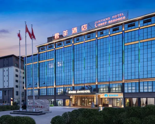 Junyang Hotel (Aksu Railway Station Old Street Night Market) Hotele w: Aksu