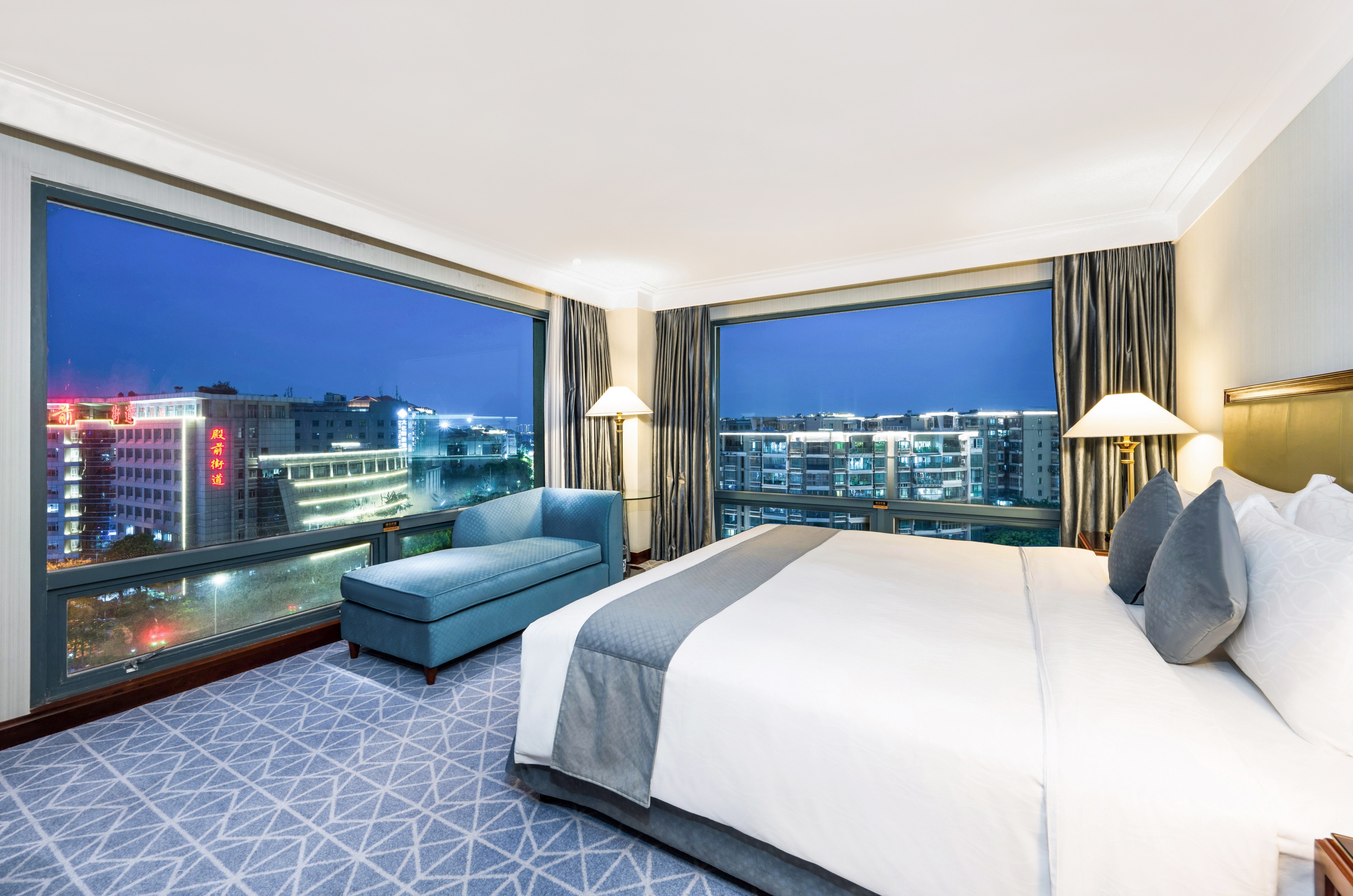 豪华套房 多功能客厅 180度落地窗