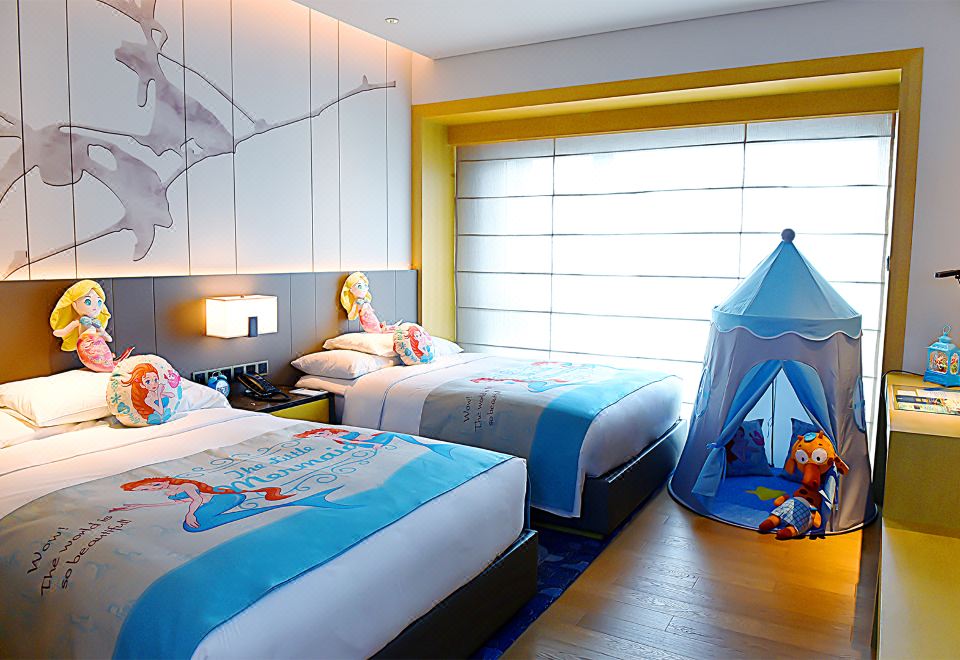 Courtyard by Marriott Shanghai HongqiaoMermaid Family Twin Bed Room